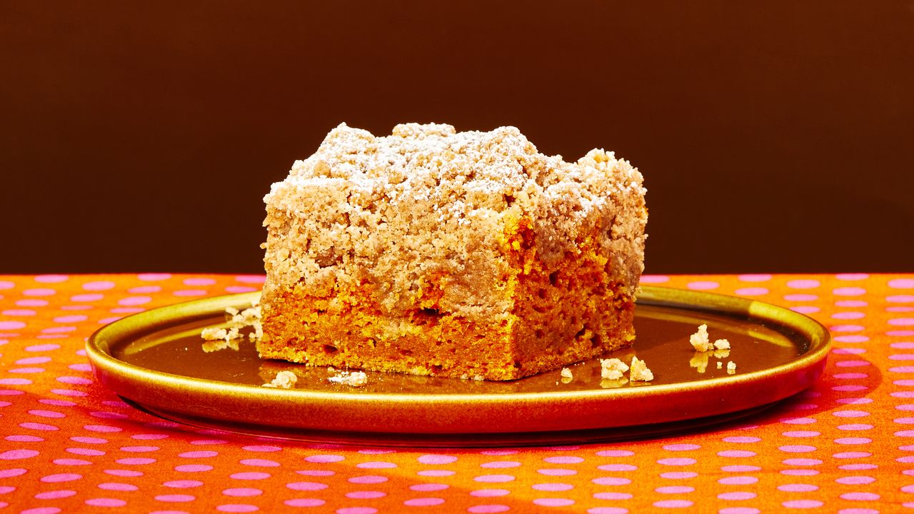 Indulge in Autumn: Spiced Pumpkin Crumb Cake with Buttery Topping